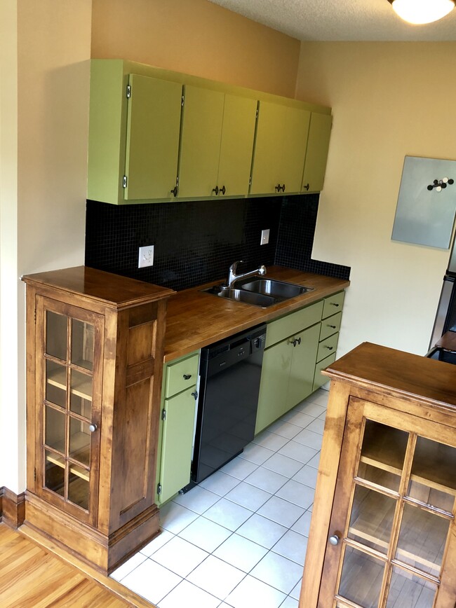 Kitchen - 1900 Stevens Ave