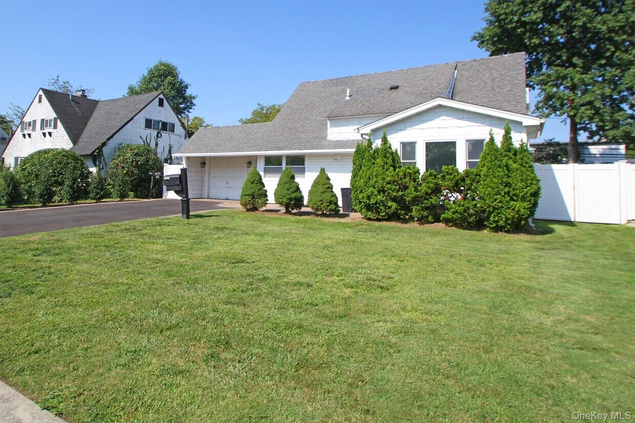Primary Photo - 30 Middle Ln