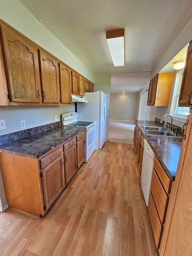 Foto del edificio - 3 Bedroom Ranch, 2 Full Bathrooms, 2 Car Garage. Large Master Bedroom, Living Room, Family Room, ...