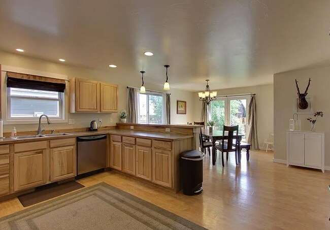 Building Photo - Beautiful Single Family Home!
