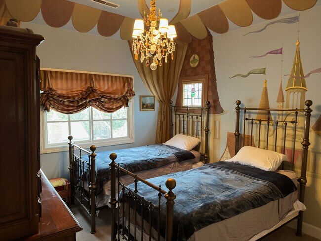 Building Photo - Stunning fully furnished home in prime Pal...