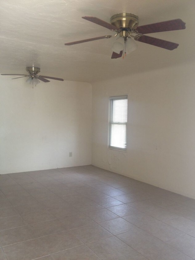 Building Photo - 440 E Kimball Ave