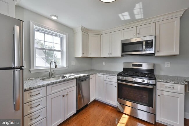 kitchen - 435 W 6th Ave