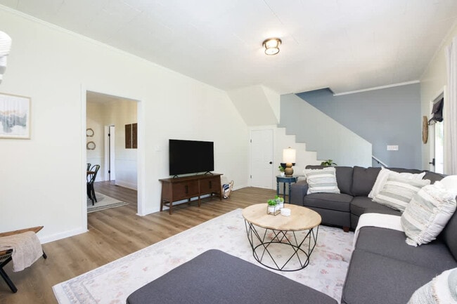 Building Photo - 729 E State St