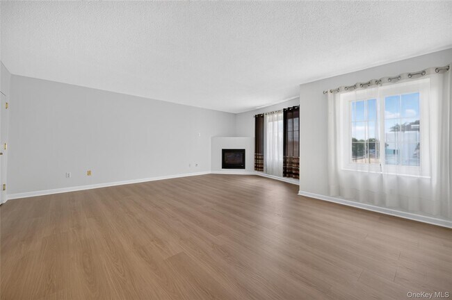 Foto del edificio - 242 Maple Ave