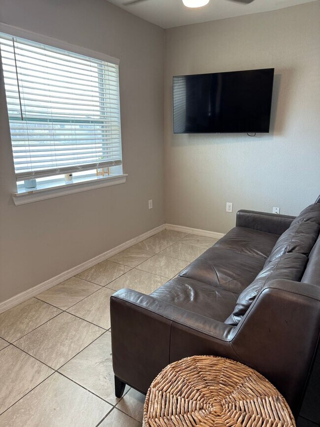 Foto del edificio - 2 bedroom 1 bath close to downtown Melbourne, FIT and the beaches.