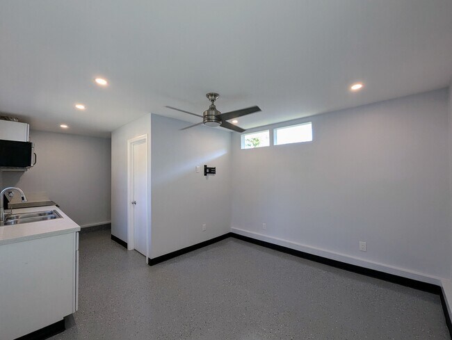 Building Photo - 4987 Glen Iris Ave