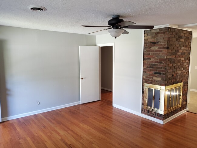 Building Photo - 2720 Barry Dr