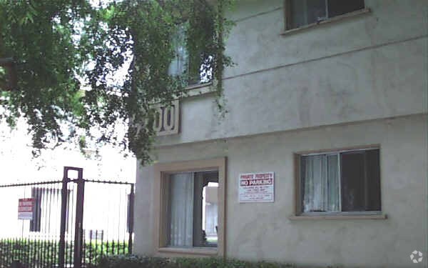 Building Photo - 6100 Woodman Ave