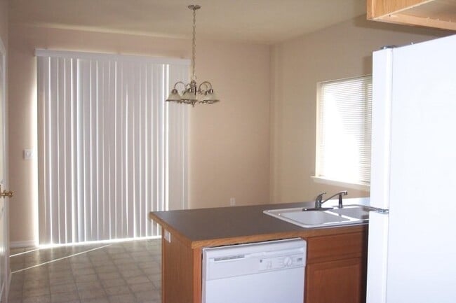 Building Photo - Townhome In A Great Location