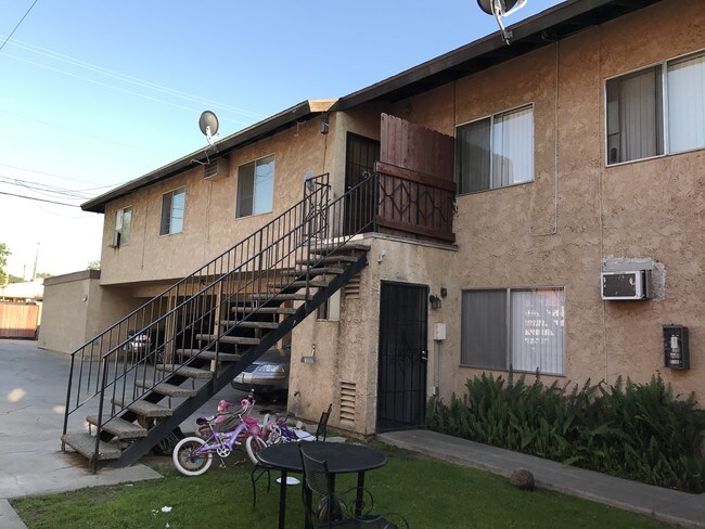Foto del edificio - 7648 Comstock Ave