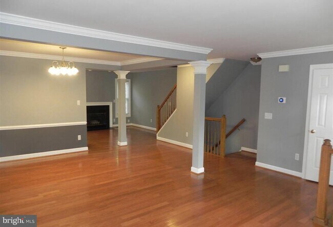 Building Photo - 2044 Meadow Springs Dr
