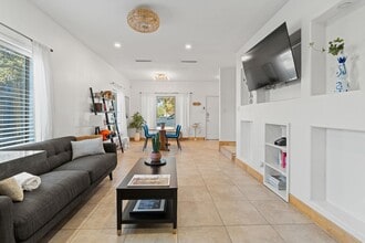 Building Photo - 3002 S L Ln