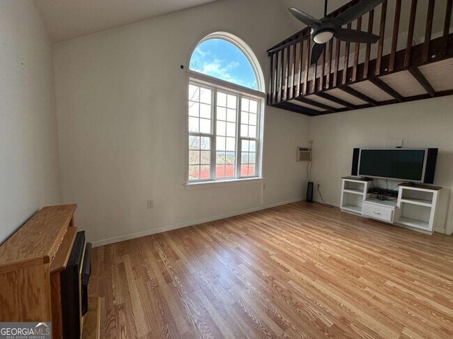 Foto del edificio - 422 Laurel Ridge Rd