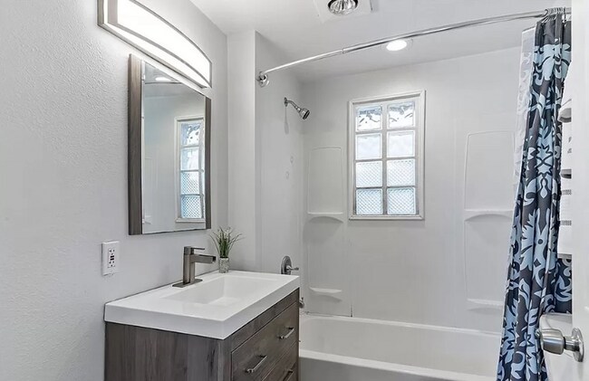 1890 E 20th St, Signal Hill, CA 90755 - House for Rent in Signal Hill