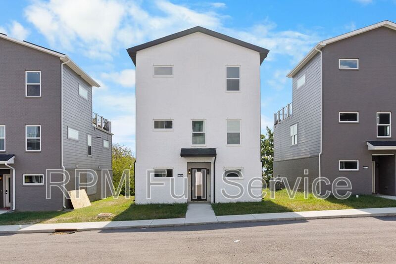 Primary Photo - 1241 N Avondale Cir
