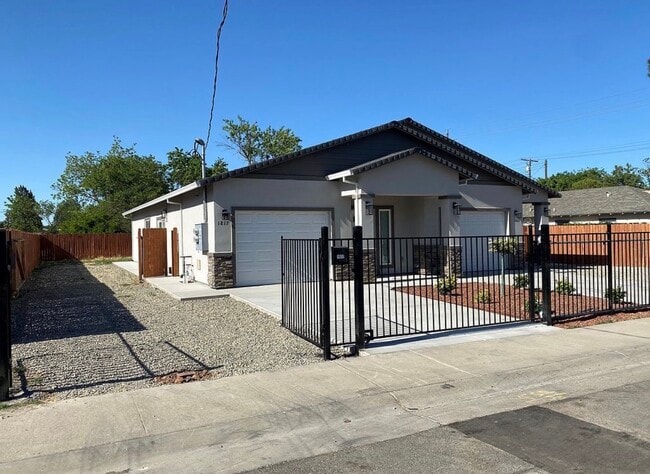 RV Parking - 1817 Iris Ave