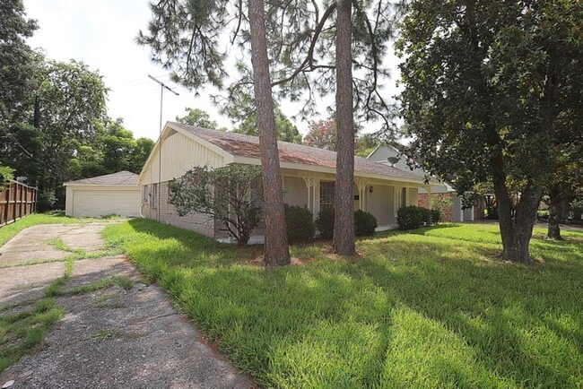 Building Photo - 11735 N Willowdale Cir