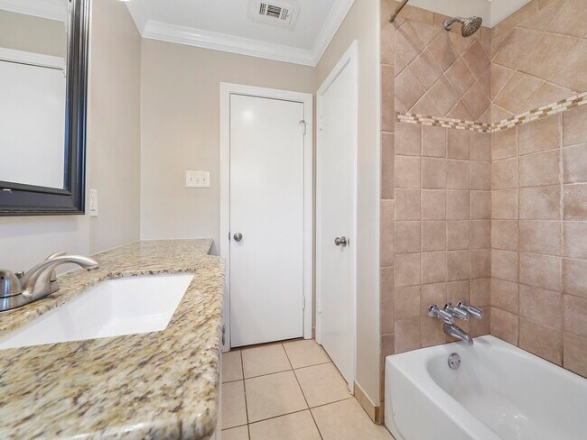 Foto del edificio - 1115 W 31st St