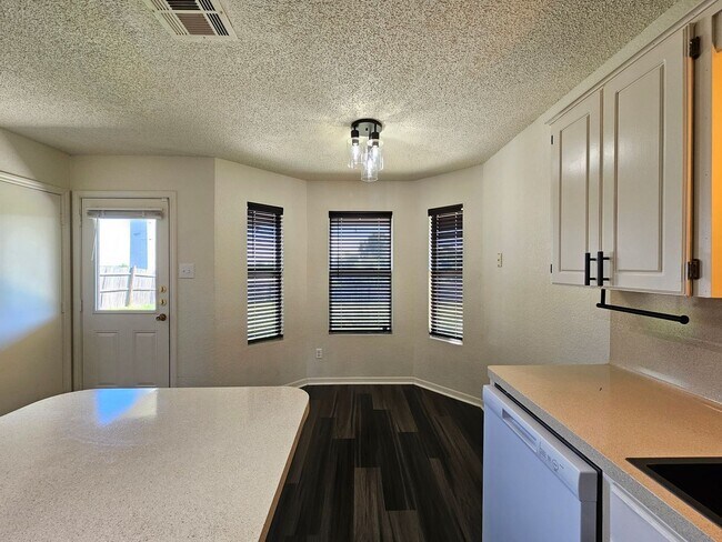 Building Photo - HUD / SECTION 8 ACCEPTED - RENT SPECIAL - AVAILABLE NOW!