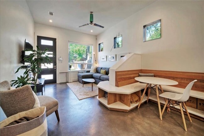 Building Photo - 4608 Santa Anna St