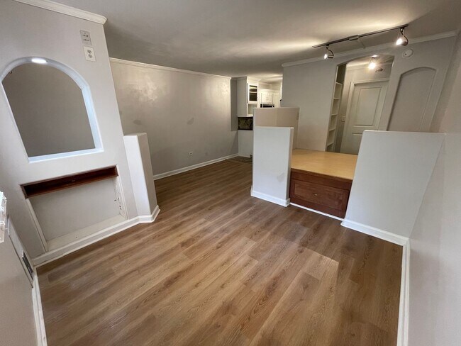 Foto del edificio - STUDIO APARTMENT LEASING NOW! 1/2 DEPOSIT SPECIAL