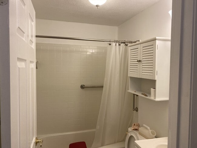 Building Photo - 16 Kenmar Dr