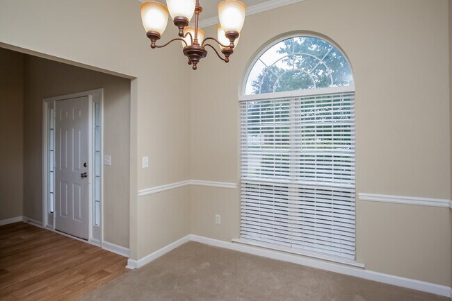 Foto del edificio - 384 Jasmine Dr