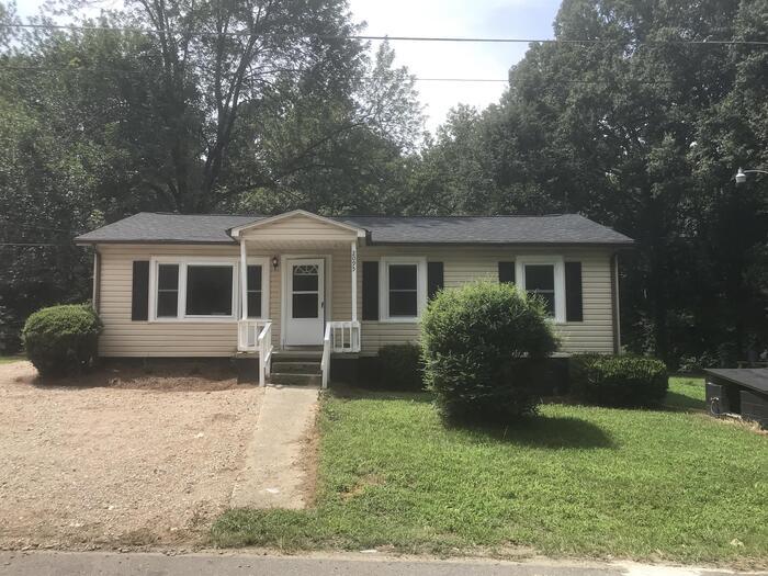 Foto principal - Huntersville: 3 bedroom 1 bath home