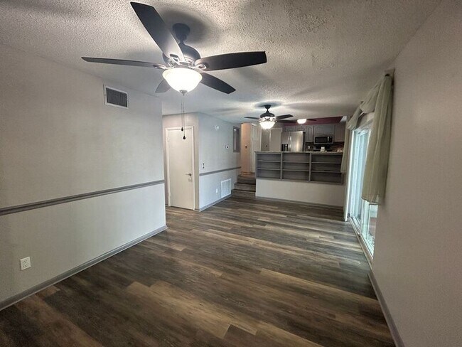 Foto del edificio - 6608 Twelve Oaks Blvd