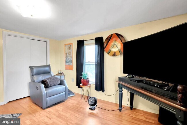 Foto del edificio - 316 W 9th St