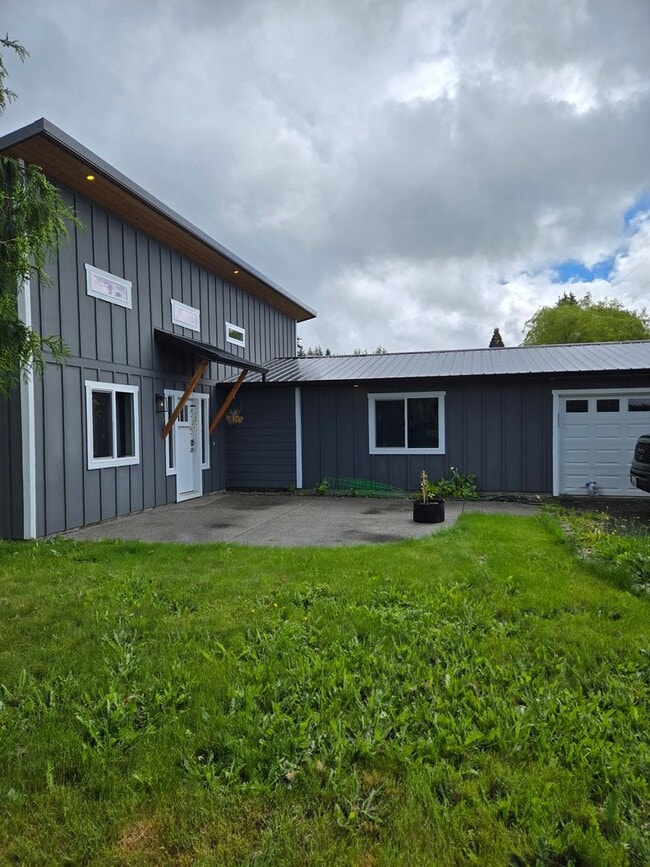 Building Photo - 3 Bedroom 2 Bath with Garage in Mossyrock