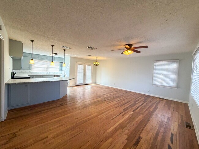 Foto del edificio - Maedgen Area | 2 Spacious Bedrooms | 1 Car Garage