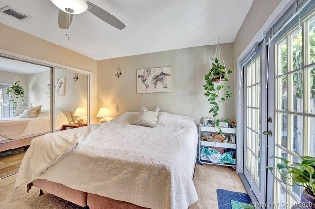 Foto del edificio - 1348 Holly Heights Dr