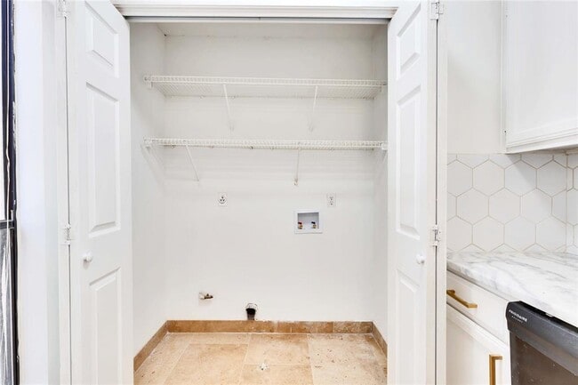 Foto del edificio - 6711 Deatonhill Dr