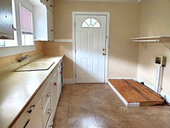 Building Photo - 3324 Canal Ave, Groves, TX 77619