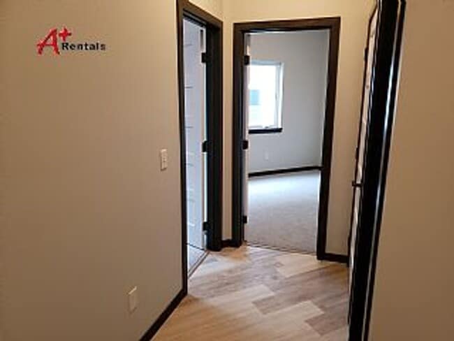 Foto del edificio - Three bedroom two bathroom Twin home w/ triple garage