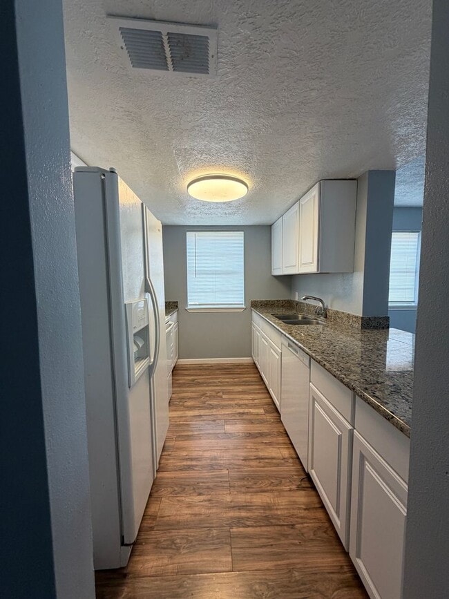 Building Photo - Spacious, 2 story townhouse
