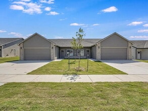 Building Photo - 5242 N Cypress Cir