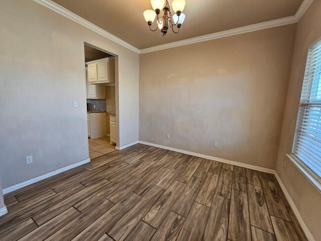 Building Photo - 607 NE Ave E Pl