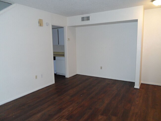 Foto del edificio - College Station -2 bedroom /1.5 bath Townhome-Style Fourplex on TAMU Shuttle Route!