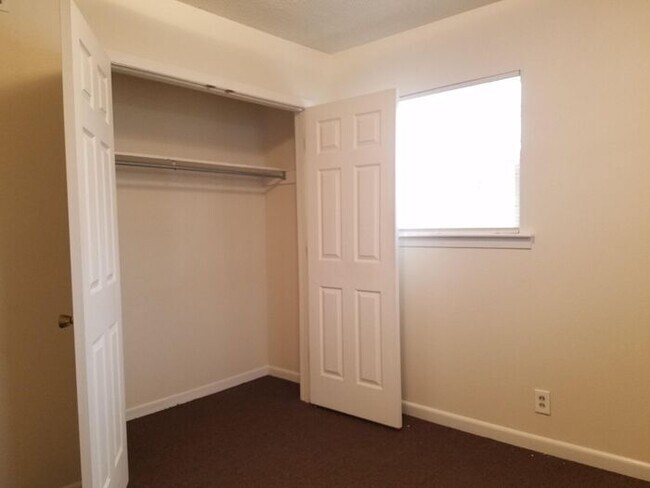 Building Photo - 2023 S Elm St