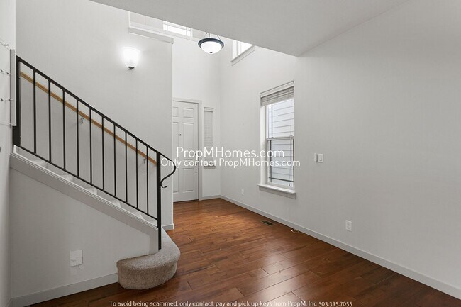 Building Photo - Lovely Three Bedroom + Bonus Room In NW Po...