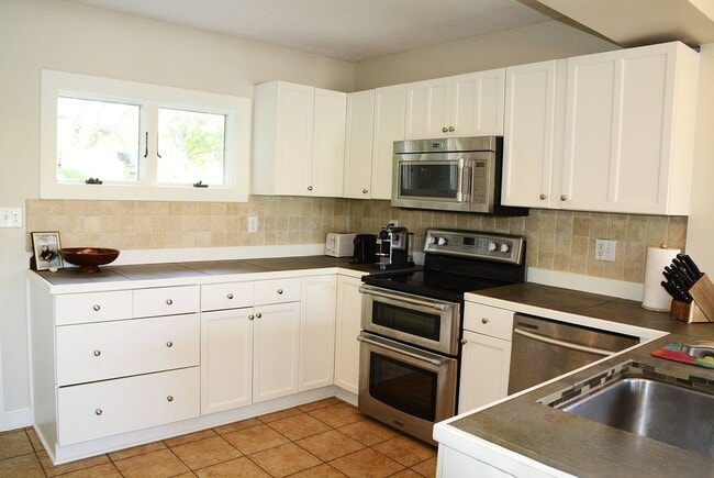 Building Photo - 4887 Edgewater Dr