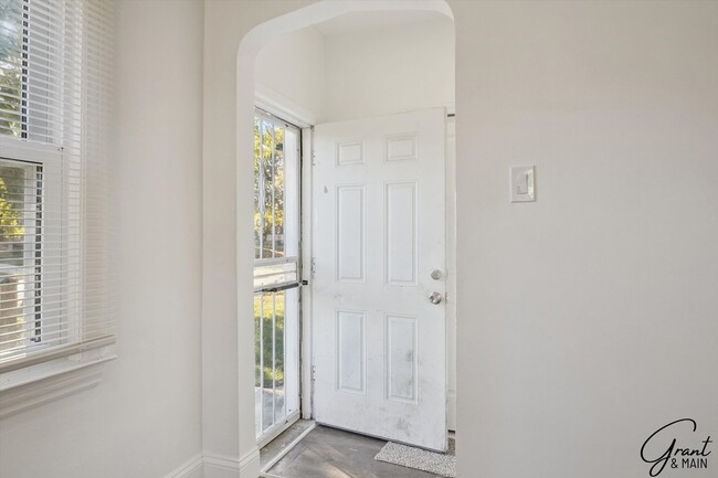 Building Photo - 4 bedroom $1550