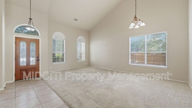 Building Photo - 622 Magdalena Ln