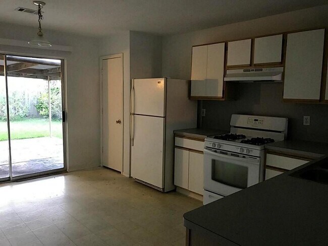 Building Photo - 1313 Bridle Path