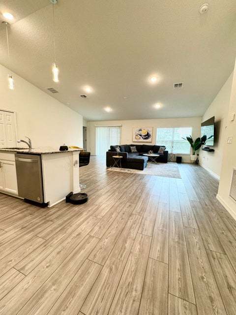Foto del edificio - Beautiful open floorplan, split bedrooms, granite counter tops, inside laundry, built 2021. Vault...