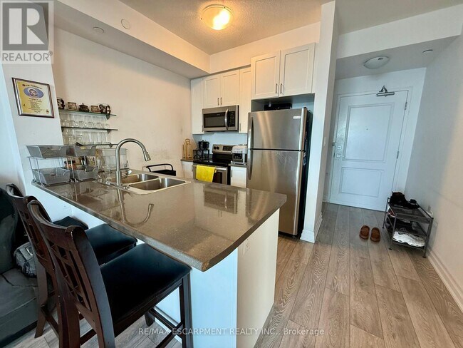 Building Photo - 101-101 Shoreview Pl
