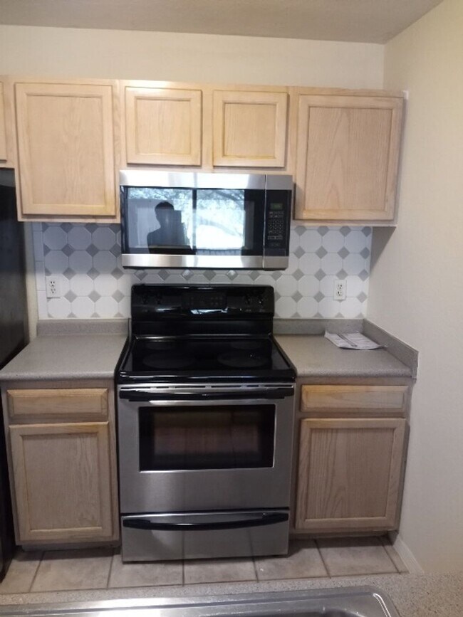 Foto del edificio - 8939 Latrec Ave